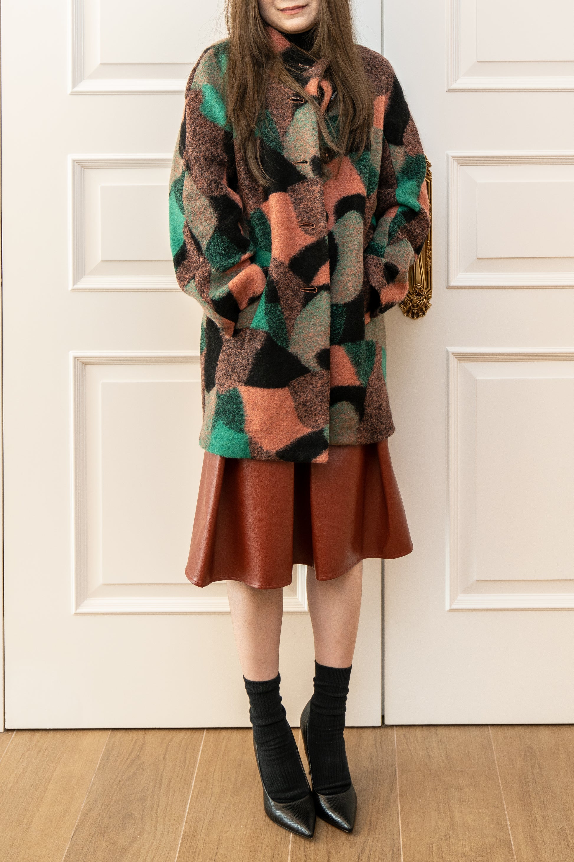 Want to keep your neck warm but a scarf is too much? A soft and comfy wool-blend fabric, this printed coat is one of our favourite piece.  The unique print makes it an investment-worthy outerwear.  Style it effortlessly with tonal colours.