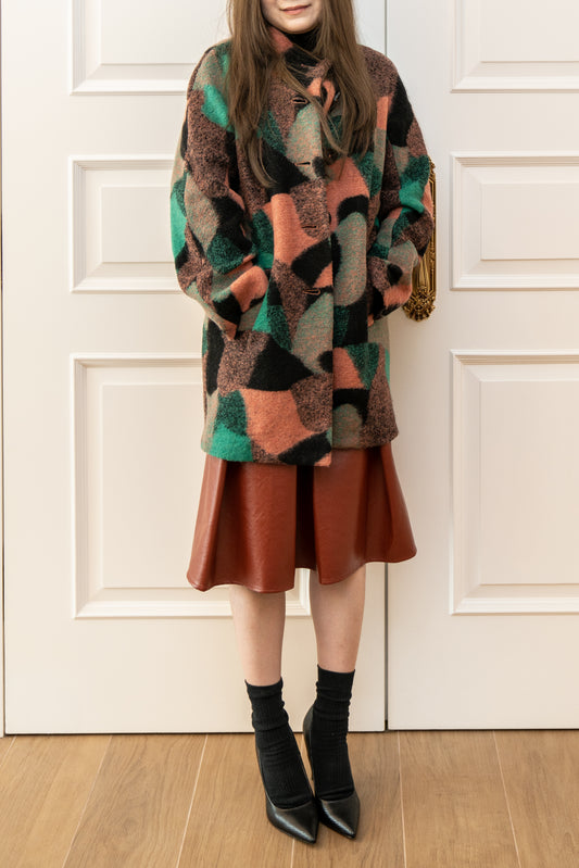 Want to keep your neck warm but a scarf is too much? A soft and comfy wool-blend fabric, this printed coat is one of our favourite piece.  The unique print makes it an investment-worthy outerwear.  Style it effortlessly with tonal colours.